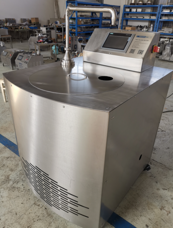 How does chocolate conching equipment ensure uniform flow and filling of chocolate liquid?