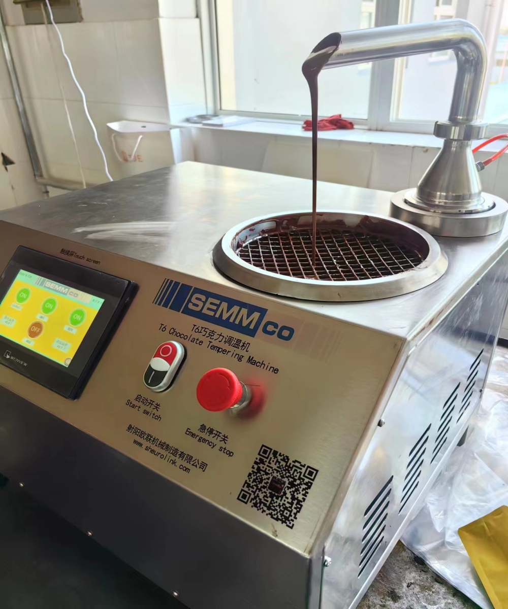 How can automatic chocolate tempering machine be quickly assembled and replaced to minimize downtime?