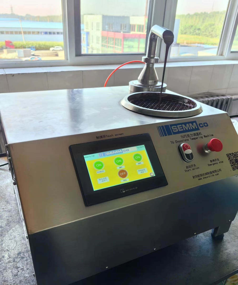 How does the auto chocolate tempering machine handle the solidification and rolling process of chocolate to prepare thin slices of chocolate?